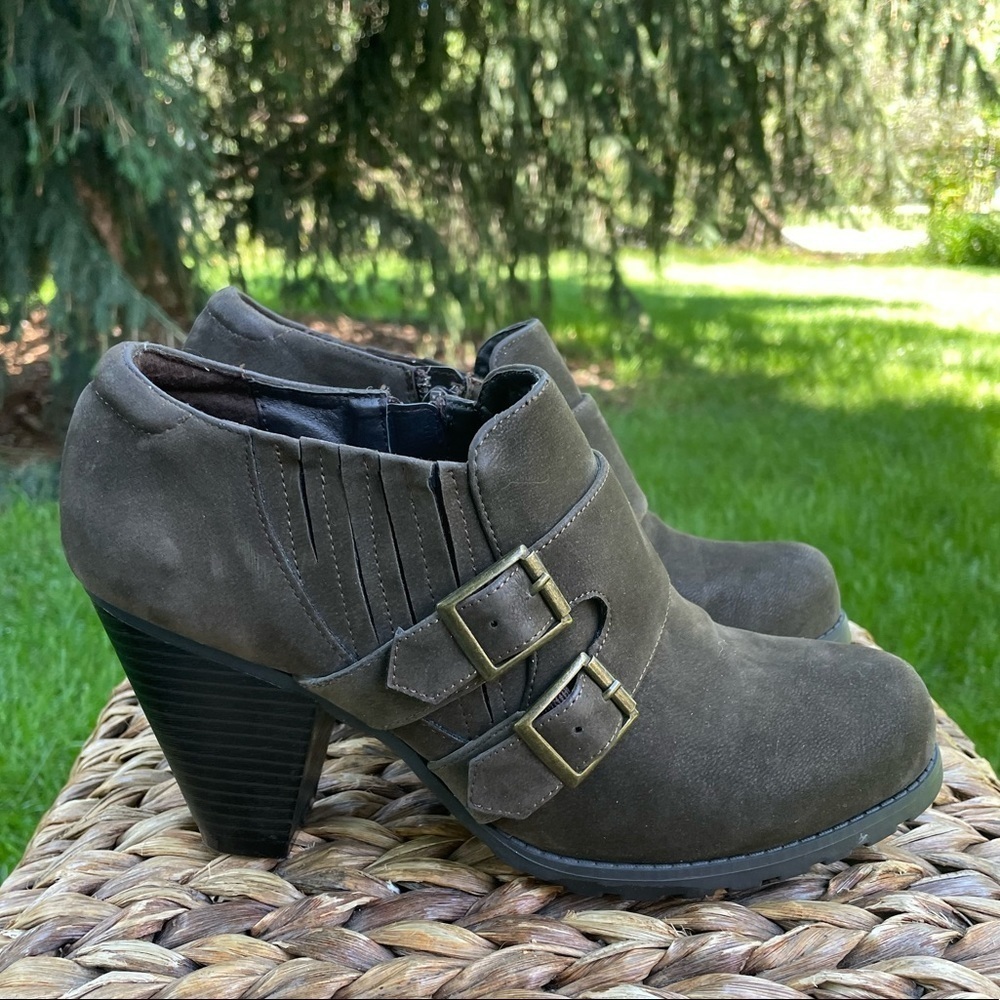 Very Cherry Taupe Suede Double Buckle Ankle Booties Sz 8.5 Block Heel Moto Style - Picture 3 of 8